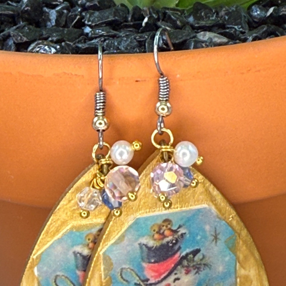 ⭐️Adorned Crown Jewelry assemblage Victorian Christmas pink snowman earrings - Picture 2 of 8